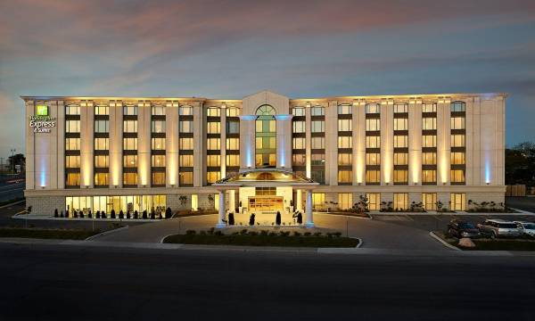 Holiday Inn & Suites Montreal Airport by IHG