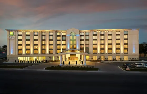 Holiday Inn & Suites MONTREAL AIRPORT by IHG