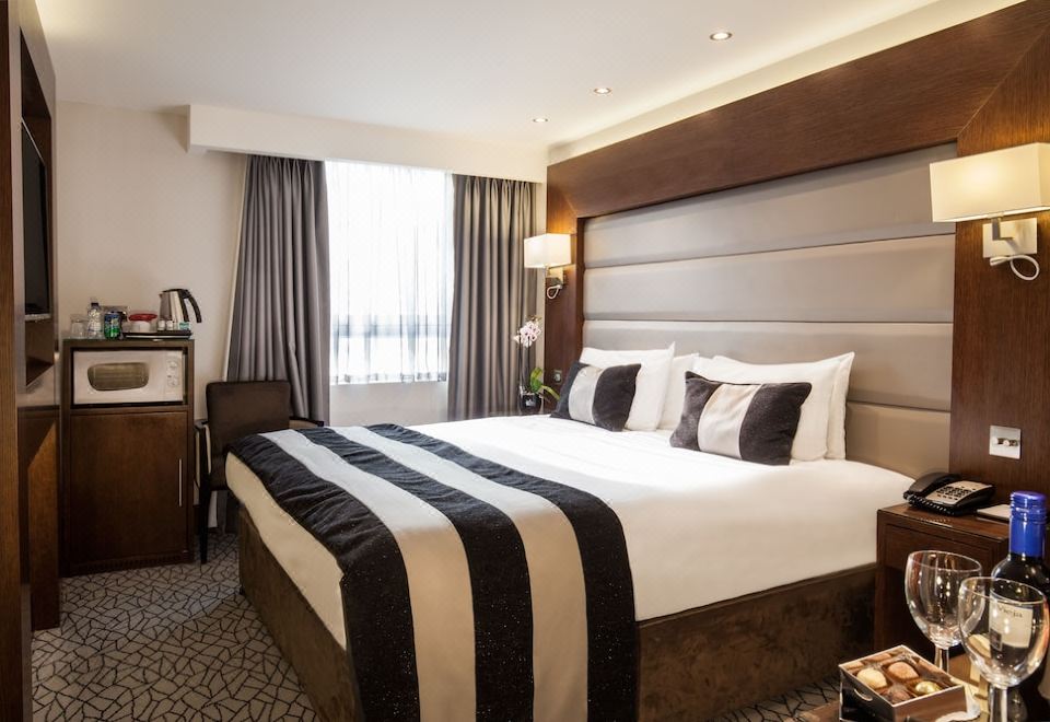 [파크 그랜드 패딩턴 코트의 바/라운지 모습]