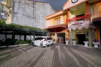 RedDoorz Plus @ Jalan FL Lumban Tobing Sibolga Hotel a Central Tapanuli Regency