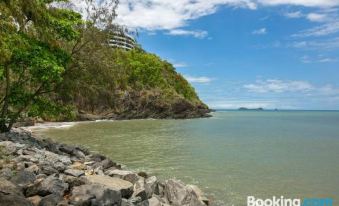 Belle Escapes Ground Floor Beachfront Apartment 15 Minutes from Cairns City