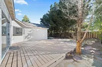 Cozy Living Area with Fenced Backyard and Garage - Charming Getaway Các khách sạn gần Reno Air Racing Association
