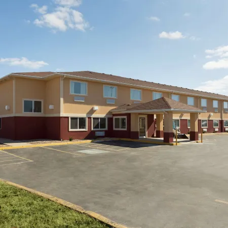 Super 8 by Wyndham Lees Summit