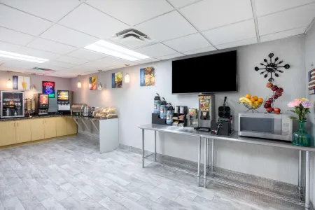 Microtel Inn & Suites by Wyndham Stockbridge/Atlanta I-75 Отели рядом с достопримечательностью «Eagles Landing Country Club»