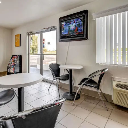 Motel 6 Waco, TX - Lacy Lakeview