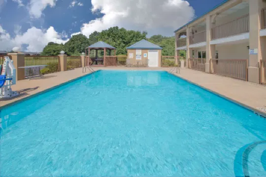 Days Inn & Suites by Wyndham Pine Bluff