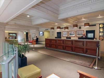 フロントデスク クオリティ ホテル バットマンズ ヒル オン コリンズ メルボルンの写真