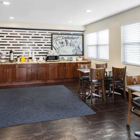 Super 8 by Wyndham Lindenhurst