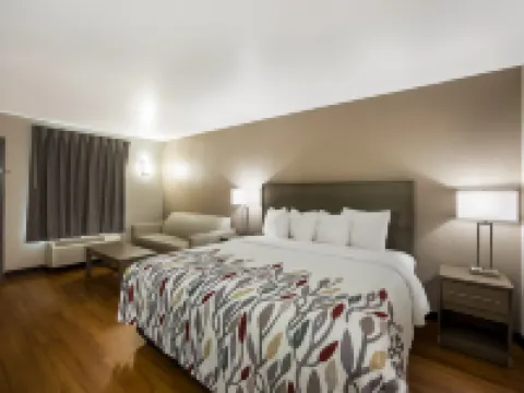 Red Roof Inn & Suites Thomasville Hotels in Thomasville