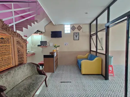 Ayuning Guest House Syariah Semarang Mitra RedDoorz Отели в г. Gajahmungkur