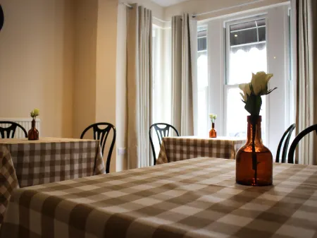 Mary House 46 Отели рядом с достопримечательностью «Ogmore Castle»