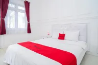 RedDoorz Syariah @ Aura Homestay Hotels in Ponorogo Regency