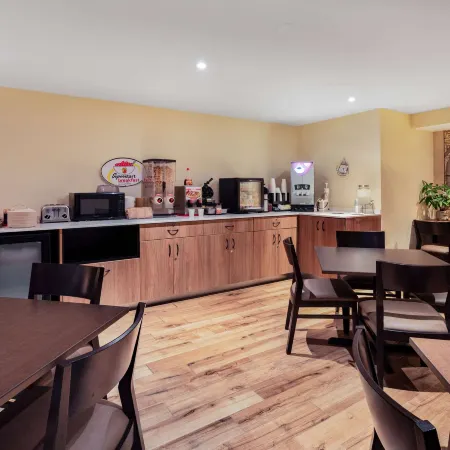 Super 8 by Wyndham Cornwall on