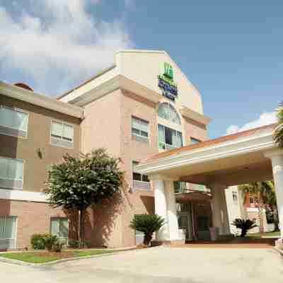 Holiday Inn Express & Suites Baton Rouge North Hotel Exterior