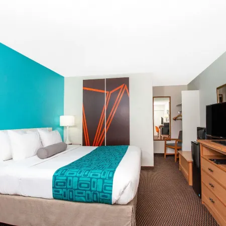 Howard Johnson by Wyndham Colorado Springs Отели рядом с достопримечательностью «Парк Монумент Вэлли»