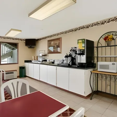 Travelodge by Wyndham Richmond IN