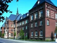 Collegium Leoninum Hotels near Kessenich