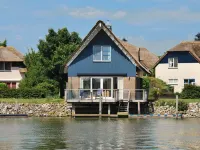 Waterfront Villa with Sauna on a Holiday Park Hotels in der Nähe von Appie