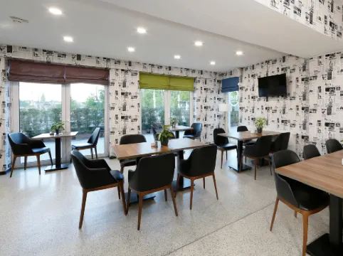 B&B Hotel Berlin-Adlershof Отели рядом с достопримечательностью «Парк ам Штихканаль»