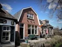 Beautiful Apartment in Giethoorn With Canoe and Parking Hotels near Giethoorn