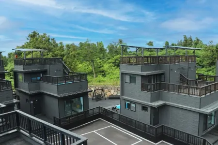 Seogwipo Stay Pension Отели рядом с достопримечательностью «Shinhwa Theme Park»