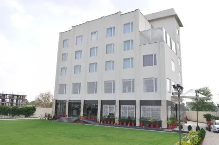 Hotel the Royal Bharti Отели рядом с достопримечательностью «Sri Radhavallabh Vrindavan Temple»