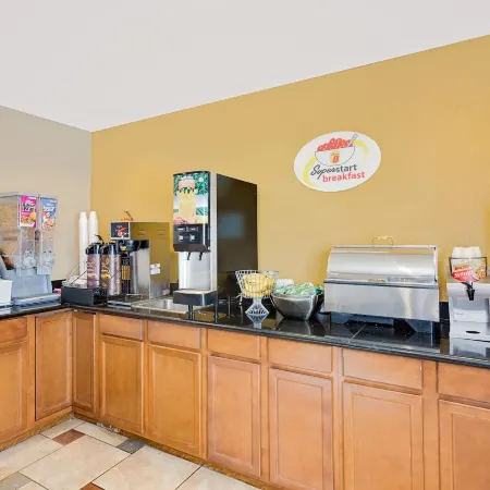 Super 8 by Wyndham Decorah