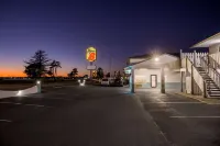 Super 8 by Wyndham Crescent City - parking