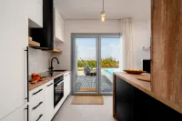 Villa Ama, Plaka