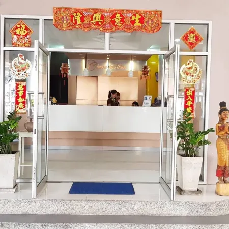 Charoenchit House Отели рядом с достопримечательностью «Площадь Fairy»