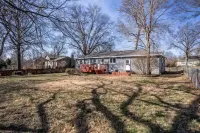 Modern Retreat Home, Movie Theatre, 3 Bed 2 Bath