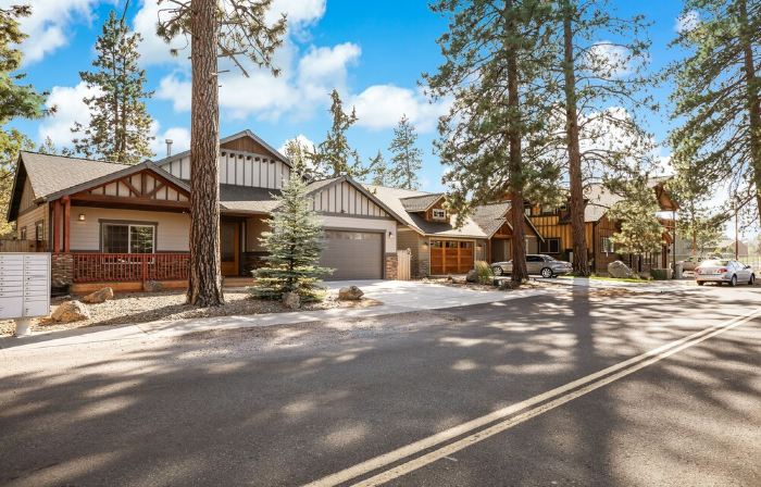 Spacious 1 Level Sisters Home - Walk to Downtown