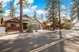 Spacious 1 Level Sisters Home - Walk to Downtown