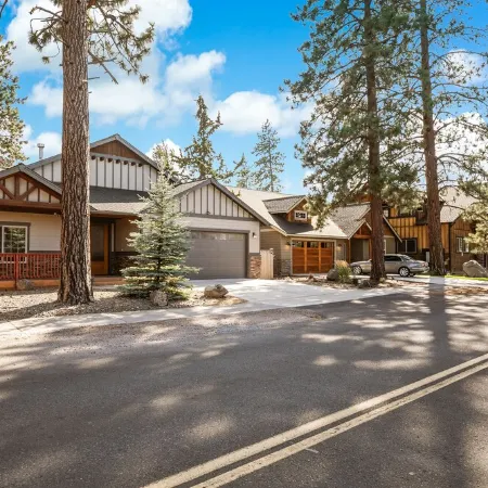 Spacious 1 Level Sisters Home - Walk to Downtown