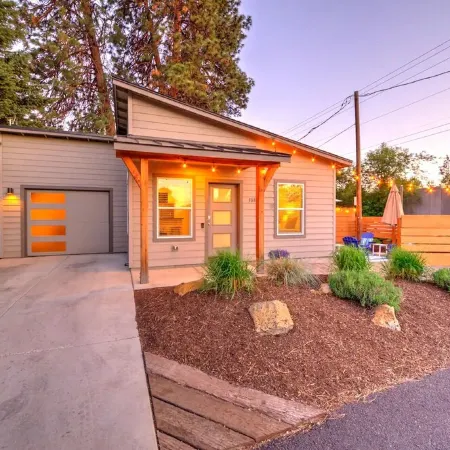 Close, Cute, and Clean! - Hot Tub/Firepit/Bikes/Floats