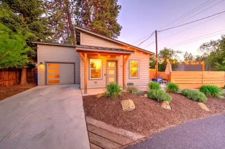 Close, Cute, and Clean! - Hot Tub/Firepit/Bikes/Floats