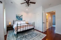 Charming 4 bedroom home just steps to the water! 캠던역 주변 호텔