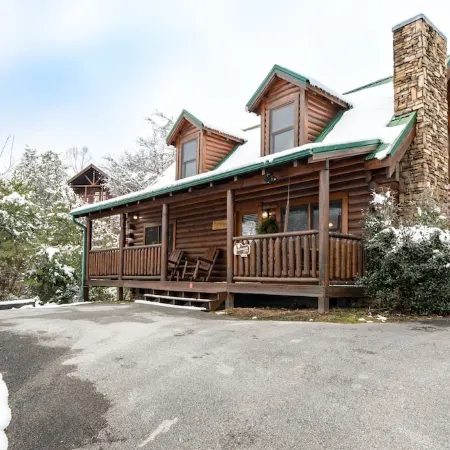 Bearadise City🐻 Loft Cabin w/ Mtn Views, Hot Tub, & Pool Table!