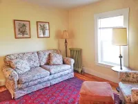 Historic Downtown Apartment. Unscented Products and Sustainability Practices.