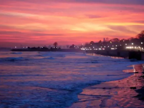 Entire Lower Level of the House, Across From The Beach Hotels in Swampscott