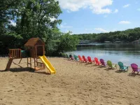 Updated Lakefront Walk-in Unit, 2 Pools, Beach, Deck