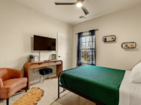 The Woodbriar, close to Hard Rock Casino, downtown Tulsa/BOK + patio w/fire pit Hotels in Catoosa