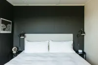 Mid Century Modern Lake House with Private Beach Hotels in Liberty Grove