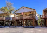 Guadalupe Getaway w 400' of Private Beach along River - 3bdr/3bath sleeps 10 Hotel dekat Guadalupe River