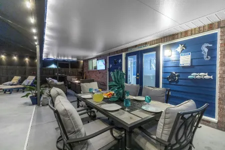 Sleeps 18, Heated Pool, Game Room, 10 Mins to Beach Отели в г. Наварр