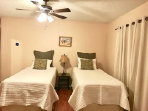 PRIVATE, RELAXING , AND A UNIQUE HOME EXPERIENCE Hotele w: Helotes