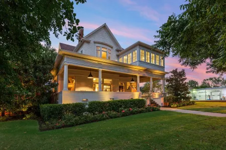 Historical home in downtown Waco built to host the dreamiest stay! Отели рядом с достопримечательностью «Rogers School of Engineering and Computer Science»