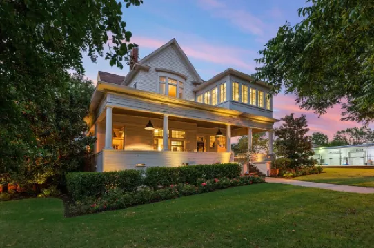 Historical home in downtown Waco built to host the dreamiest stay!