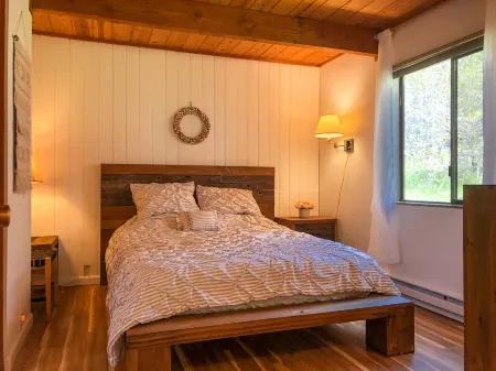 Amazing ocean views, relaxing home surrounded by nature.