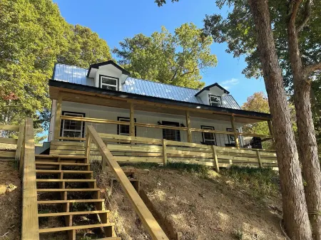 NEW Charming 3-bedroom house on Smith Lake.